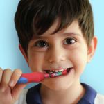 Escova Dental Oral-B Disney Pixar Carros + 2 Pilhas AA