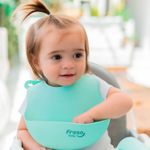 babador-de-silicone-liso-com-bolso-freso-baby-verde-farmacia-online-drogal
