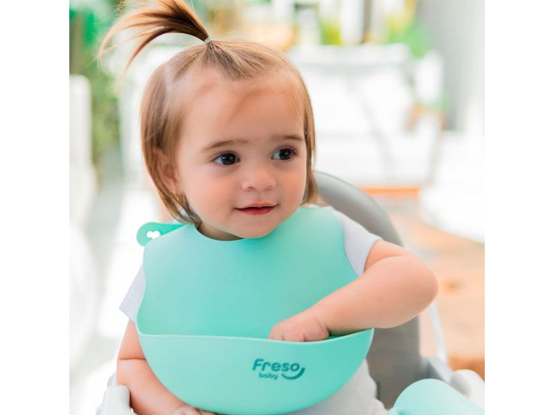 babador-de-silicone-liso-com-bolso-freso-baby-verde-farmacia-online-drogal