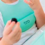 babador-de-silicone-liso-com-bolso-freso-baby-verde-farmacia-online-drogal