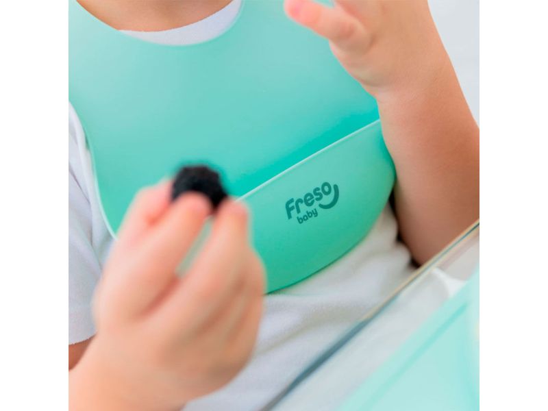 babador-de-silicone-liso-com-bolso-freso-baby-verde-farmacia-online-drogal
