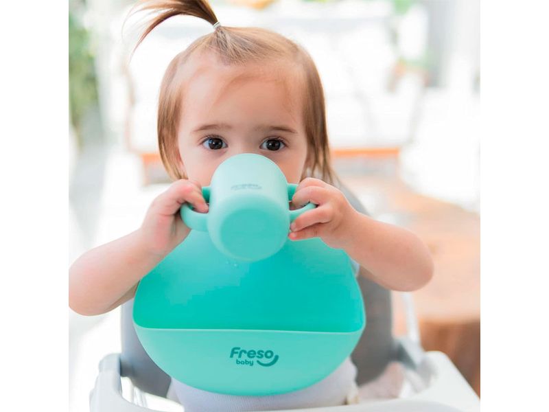 babador-de-silicone-liso-com-bolso-freso-baby-verde-farmacia-online-drogal