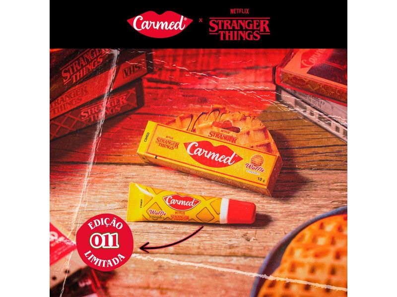 006-hidratante-labial-carmed-stranger-things-waffler-incolor-10g-farmacia-drogal-online